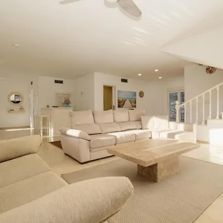 Spacious House With Pool, Garden And Solarium In Chapas, Марбелья