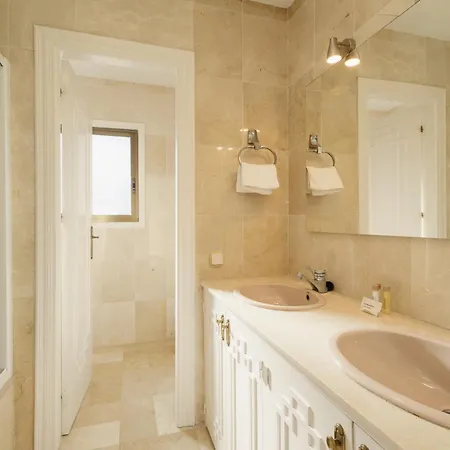 Вилла Spacious House With Pool, Garden And Solarium In Chapas, Марбелья