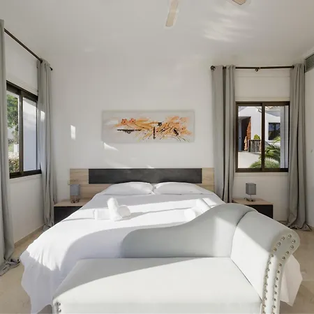 Spacious House With Pool, Garden And Solarium In Chapas, Villa *