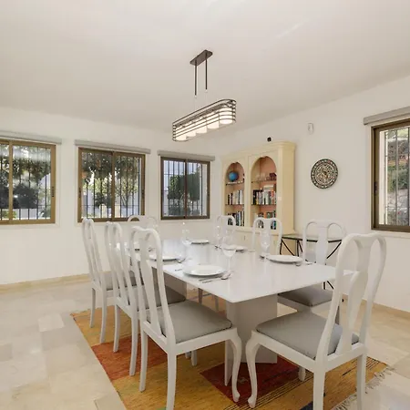 Villa Spacious House With Pool, Garden And Solarium In Chapas, Marbella